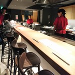 広島やまと&bar - 奥めのカウンター席より入口方面