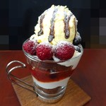コーヒーショップ ハチカフェ - ガトーショコラパフェ反対側も