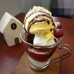 コーヒーショップ ハチカフェ - ガトーショコラパフェ500円