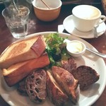 パーラー江古田 - 2日続けてトーストセットをよく焼きで。ドリンクにカプチーノ。20190117　スライスパンは、レーズンクルミレーズン酵母バゲットと、たぶんクルミのコンプレ。一番は、クルミのコンプレおいしかったです♡