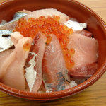 岡屋生魚店 - 勝手丼（ネタは自分で選んで一つ一つ乗せていきます）