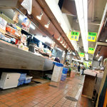 岡屋生魚店 - レトロな雰囲気漂う岡ビル市場