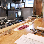 bistro Chic - ('18.2月中旬)店内はカウンターとテーブル2卓