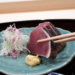 ぎをん 福志 - 炭で燻した戻り鰹のタタキ