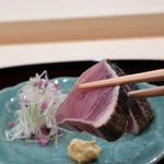 ぎをん 福志 - 炭で燻した戻り鰹のタタキ