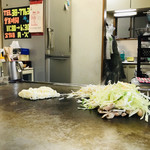 やま乃屋 - ☆鉄板、冷蔵庫と営業時間。