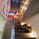 Bistro Ivrogne - ３階まで続く真っ直ぐな階段を上ります！