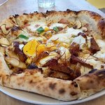 真鶴ピザ食堂KENNY - ハーフ＆ハーフ（ボローニャソーセージと卵＆焼き豚とたけのこと卵のピザ）（2018.12）