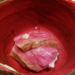 鳥茂 - 黒毛和牛サーロイン(一人前2,000円)   注文二人前から
      ステーキ丼で提供　山わさび
