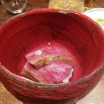 鳥茂 - 黒毛和牛サーロイン(一人前2,000円)   注文二人前から
      ステーキ丼で提供　山わさび