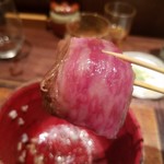 鳥茂 - 黒毛和牛サーロイン(一人前2,000円)   注文二人前から
      ステーキ丼で提供　山わさび