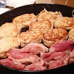 Shimbashisyamorokkusakaba - シャモ鍋すき焼き(つくねが焼けた)