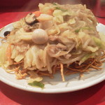 ラーメン桐生 - この大皿にあふれんばかりの山盛り具合が嬉しい