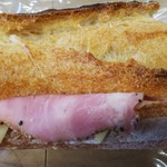 メゾン ムラタ - 230円  少しトースとするとサクサクで、
      ハムやチーズがとっても合う！
      