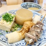 うどん屋 しろ - おでん（とうふ、ちくわ、大根、牛すじ）