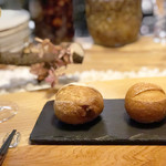 bistro Chic - 自家製フランスパンとジビエパン('18.11月 夜)