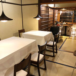 bistro Chic - 店内はカウンターとテーブル2台