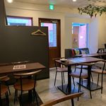 Torico meat - 内観写真:シンプルで落ち着いた店内。