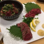 和鶏屋 - 店自慢の馬刺し３種盛り（熊本産馬肉赤身・たたき・桜ユッケ）