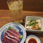魚屋よ蔵 - 下町ハイボール¥300、ぶり刺し¥280、よだれ鶏¥280。(いずれも税別)