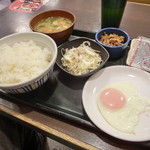 なか卯 - 目玉焼き牛小鉢とん汁朝定食