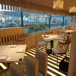 koshitsudainingujibundoki - 鴨川を見下ろせるオープンカフェのような席