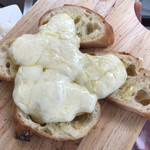 ビーズヤホットドッグ - バケットにラクレットチーズ