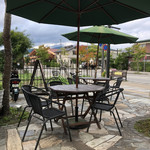 ビーズヤホットドッグ - テラス席の様子