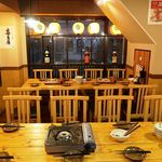 Kanzen Koshitsu Izakaya Torikin - 二階席はテーブル＋カウンター