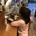 ジェラテリア ジーナ - カウンターを望みこむおチビ