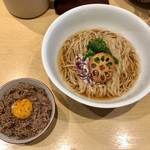 饗 くろ喜 - 限定「牛コンソメかけそば」1100円と「自家製コンビーフ飯」300円