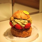 ピエール・エルメ・パリ - シュー フレーズ ピスターシュ864円