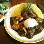 カレーの店 マボロシ - チキンカレー(１０００円)＋ターメリックライス大盛１００円＋温泉たまご１００円＋パクチー１００円＋ピクルス５０円＝１３５０円(税込)