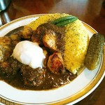 カレーの店 マボロシ - チキンはゴロゴロ１２個入っていました。大盛か大辛だと生の青唐辛子が１本から２本に増えます。