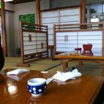 うなぎ川魚料理 伊勢屋 - 座敷席。テーブル席もあります