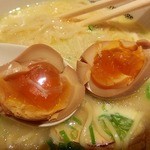 らぁ麺トラットリア ドゥエイタリアン - 玉子を半分にしてみました