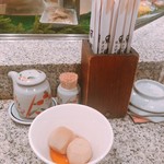 梅寿司 - 小鉢。私は里芋の煮付けでしたが隣の席の方は冷奴でした。数種類あるようです。