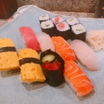 Ume Sushi - 私は甲殻類と軟体類アレルギーあり、ホタテとエビとイカのネタを卵とサーモンとカンパチに変えていただきました。