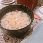 Ume Sushi - お味噌汁。基本はカニ入りでしたが、私は油揚げのお味噌汁に変えていただきました。