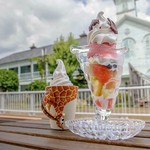 パフェ＆レストラン ハワイ - 苺のチョコパフェ。