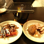 ちび太ン家 - 網焼き。干物三種と、航海屋さんのチャーシューとしいたけ。