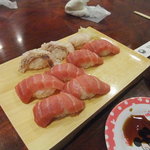 「まぐろ中トロにぎり」と「のどぐろ」