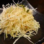 とんかつ小ばやし - 『島根県産　奥出雲ポークＬ260gロースかつ定食(税込み2480円)』千切りキャベツは醤油ベースのドレッシングであらかじめ味付けされている。