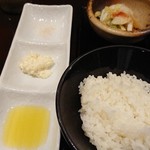 とんかつ小ばやし - 『島根県産　奥出雲ポークＬ260gロースかつ定食(税込み2480円)』合わせ塩、大根タルタルソース、オリーブオイルをトンカツにあわせる。