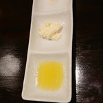 とんかつ小ばやし - 『島根県産　奥出雲ポークＬ260gロースかつ定食(税込み2480円)』合わせ塩、大根タルタルソース、オリーブオイルをトンカツにあわせる。