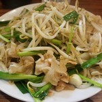 もつ焼 あぶさん - ミミガーのモヤシ、ニラ炒め