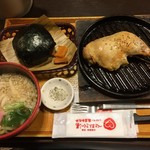 湯屋わたや - 「鉄板山賊セット」（山賊焼き（塩）、山賊むすび、一口うどん、漬物）