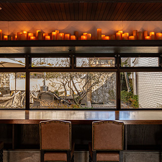 店内カウンター
                                          
                                          窓際に面したカウンタータイプのお席。
                                          