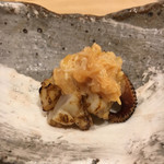 すし岩瀬 - 白いか下足の炙り海鼠子乗せ