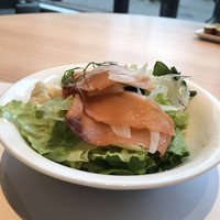 ベルテンポ - 朝食ビュッフェ２６００円。スモークサーモンオンザサラダ（笑）。このサーモンが、塩味が程よくお気に入りです（╹◡╹）